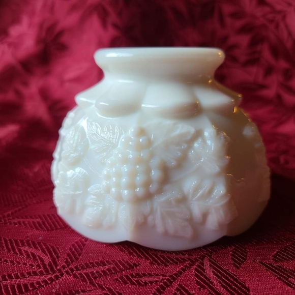 1960's Westmoreland Panneled Grape Milk Glass Mayonnaise/Cocktail Serving Set - Picture 3 of 6